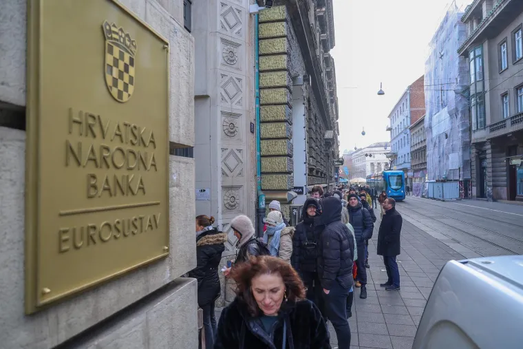 Red ispred HNB-a se ne smanjuje: Jeste li vi zamijenili sve kune?