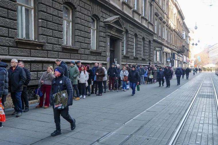 Red ispred HNB-a se ne smanjuje: Jeste li vi zamijenili sve kune?