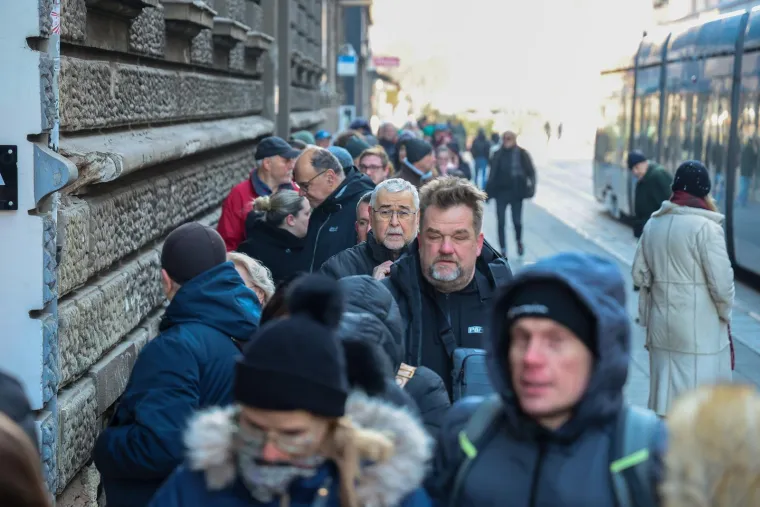 Red ispred HNB-a se ne smanjuje: Jeste li vi zamijenili sve kune?