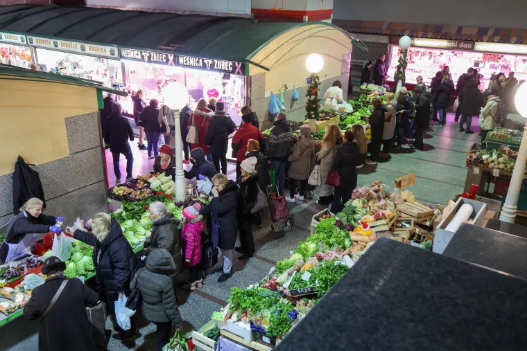 Nevjerojatne gužve na zagrebačkom Dolcu: Građani pohrlili po jednu namirnicu - a nije meso