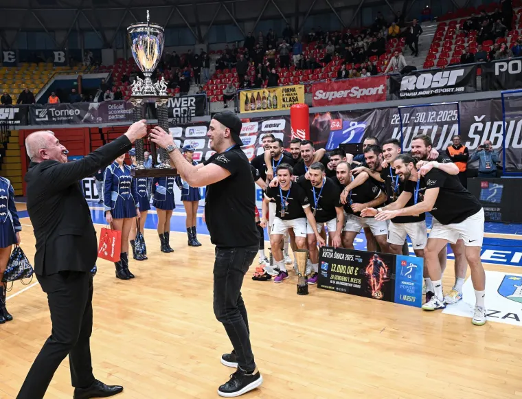 Ekipa predvođena torcida&scaron;ima osvojila Kutiju &scaron;ibica, trofej usred Zagreba podigli u posebnim majicama