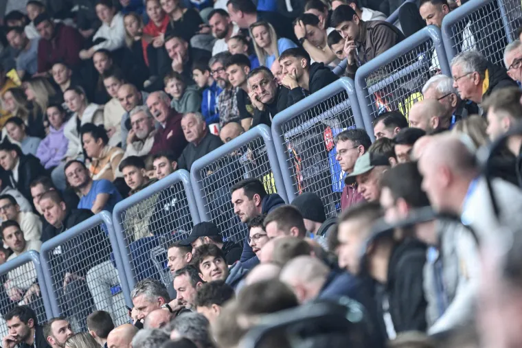 Ekipa predvođena torcida&scaron;ima osvojila Kutiju &scaron;ibica, trofej usred Zagreba podigli u posebnim majicama