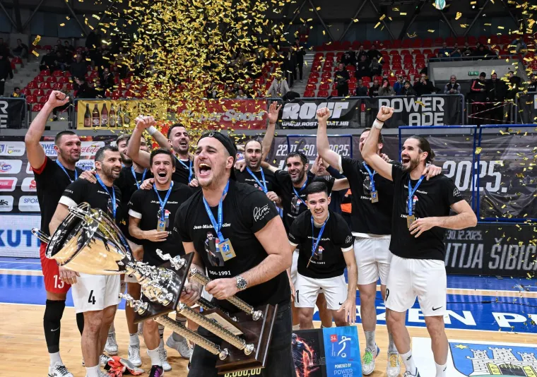 Ekipa predvođena torcida&scaron;ima osvojila Kutiju &scaron;ibica, trofej usred Zagreba podigli u posebnim majicama