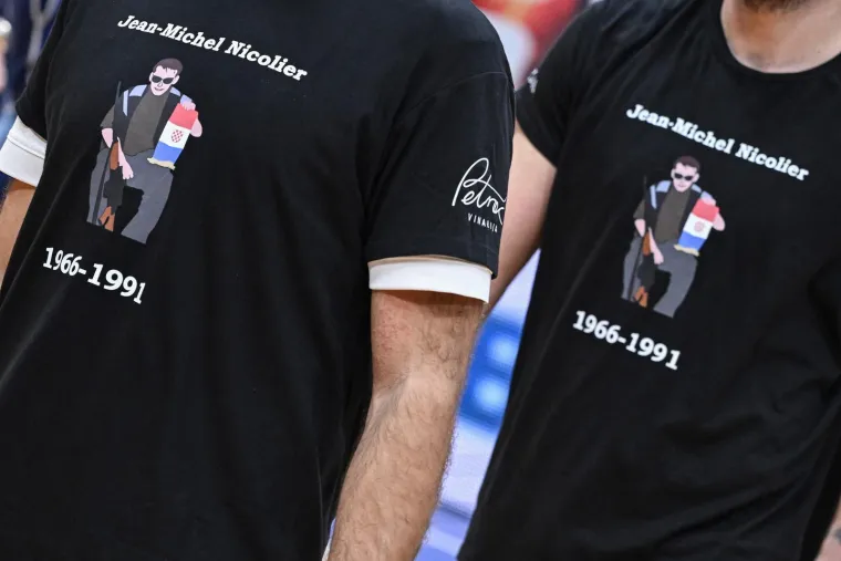 Ekipa predvođena torcida&scaron;ima osvojila Kutiju &scaron;ibica, trofej usred Zagreba podigli u posebnim majicama