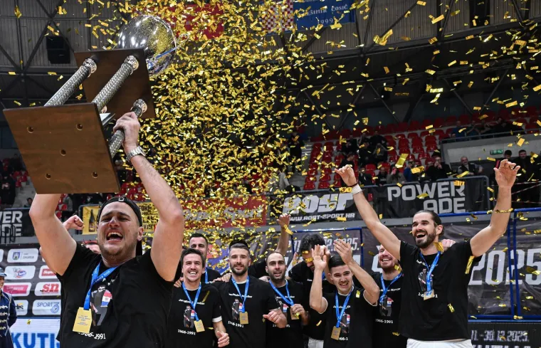 Ekipa predvođena torcida&scaron;ima osvojila Kutiju &scaron;ibica, trofej usred Zagreba podigli u posebnim majicama