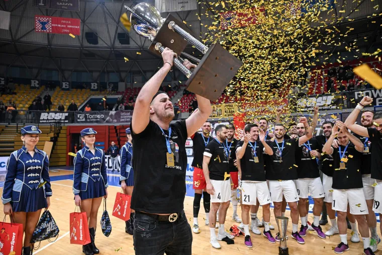 Ekipa predvođena torcida&scaron;ima osvojila Kutiju &scaron;ibica, trofej usred Zagreba podigli u posebnim majicama