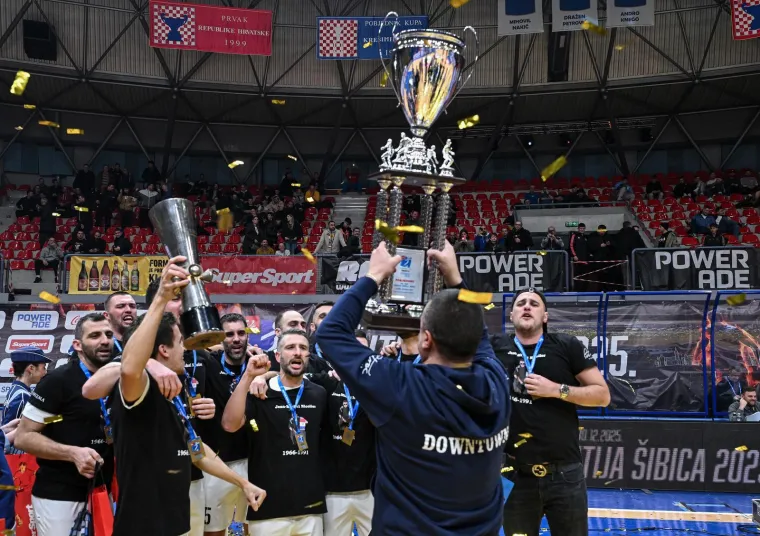 Ekipa predvođena torcida&scaron;ima osvojila Kutiju &scaron;ibica, trofej usred Zagreba podigli u posebnim majicama