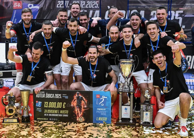 Ekipa predvođena torcida&scaron;ima osvojila Kutiju &scaron;ibica, trofej usred Zagreba podigli u posebnim majicama