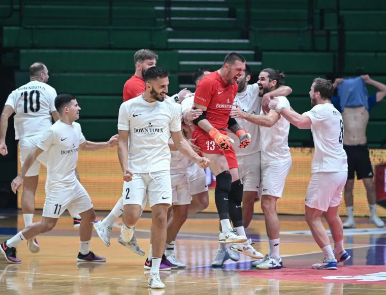 Ekipa predvođena torcida&scaron;ima osvojila Kutiju &scaron;ibica, trofej usred Zagreba podigli u posebnim majicama