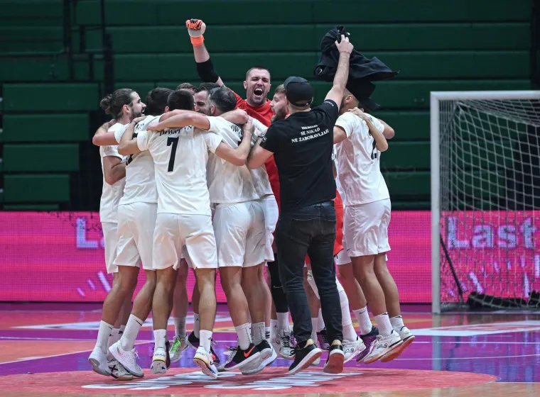 Ekipa predvođena torcida&scaron;ima osvojila Kutiju &scaron;ibica, trofej usred Zagreba podigli u posebnim majicama