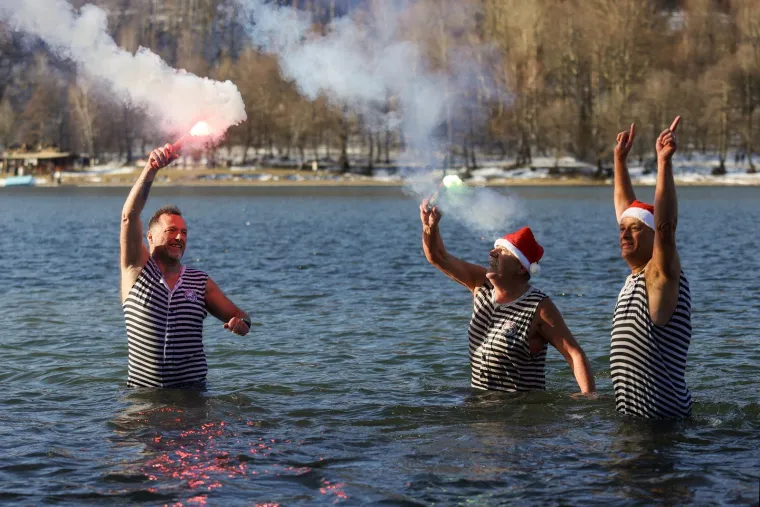 Opatijski Kukali nazdravili Novoj godini u jezeru Bajer: Ni led na povr&scaron;ini ih nije omeo