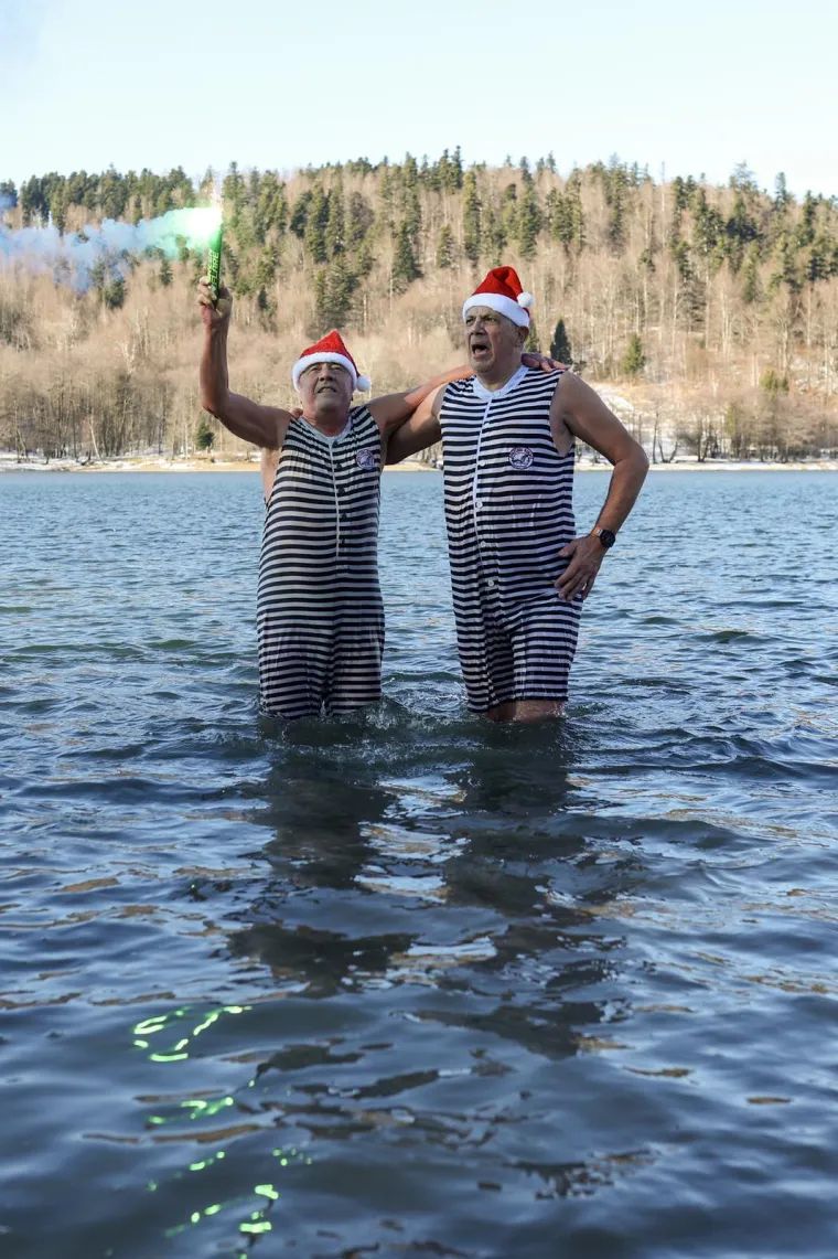 Opatijski Kukali nazdravili Novoj godini u jezeru Bajer: Ni led na povr&scaron;ini ih nije omeo