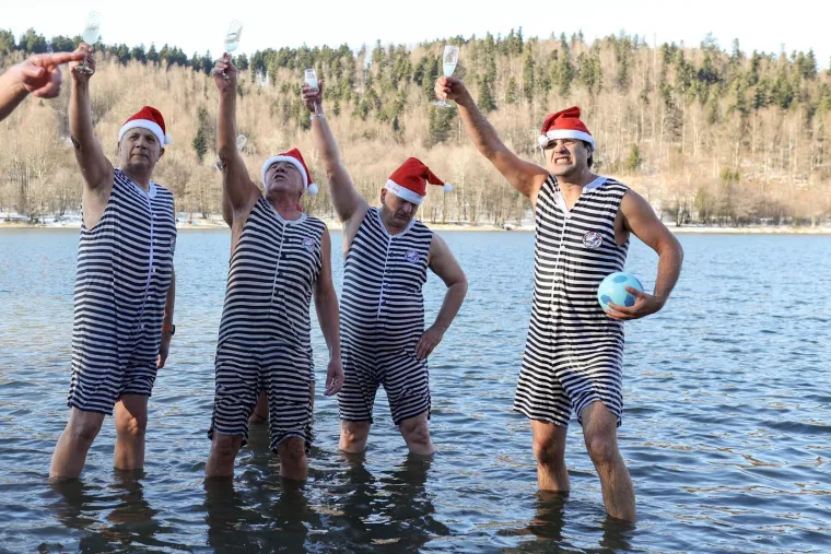 Opatijski Kukali nazdravili Novoj godini u jezeru Bajer: Ni led na povr&scaron;ini ih nije omeo