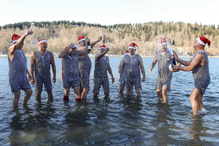 Opatijski Kukali nazdravili Novoj godini u jezeru Bajer: Ni led na povr&scaron;ini ih nije omeo