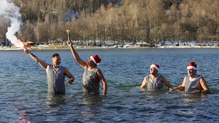 Opatijski Kukali nazdravili Novoj godini u jezeru Bajer: Ni led na povr&scaron;ini ih nije omeo