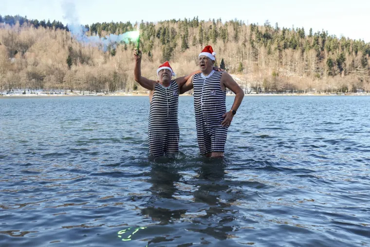 Opatijski Kukali nazdravili Novoj godini u jezeru Bajer: Ni led na povr&scaron;ini ih nije omeo