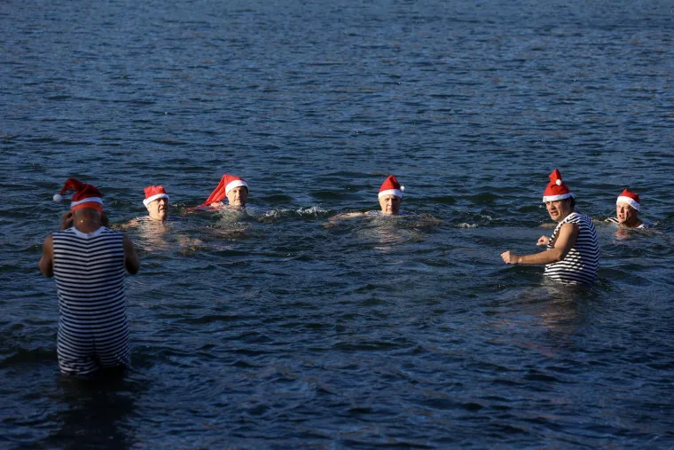 Opatijski Kukali nazdravili Novoj godini u jezeru Bajer: Ni led na povr&scaron;ini ih nije omeo