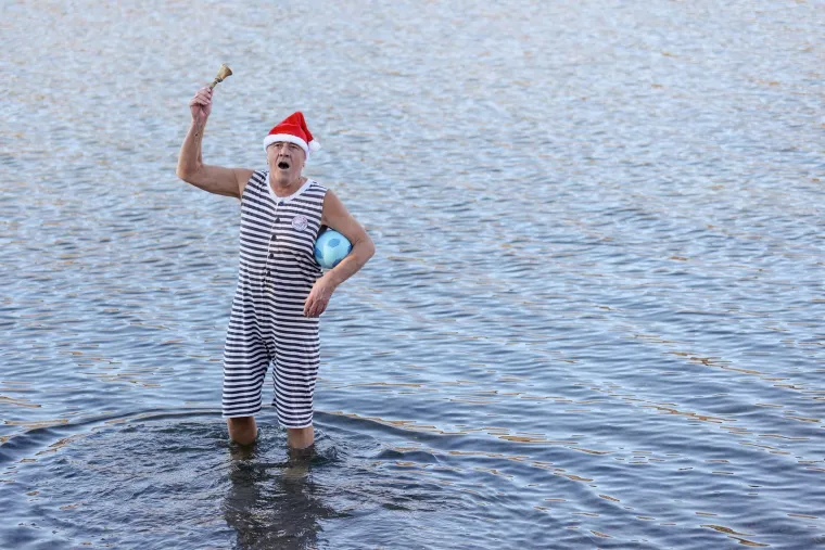 Opatijski Kukali nazdravili Novoj godini u jezeru Bajer: Ni led na povr&scaron;ini ih nije omeo