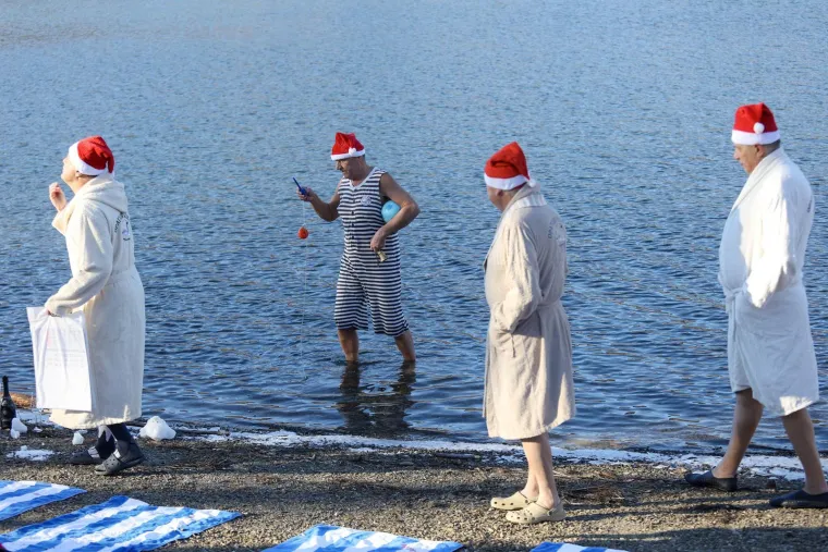 Opatijski Kukali nazdravili Novoj godini u jezeru Bajer: Ni led na povr&scaron;ini ih nije omeo