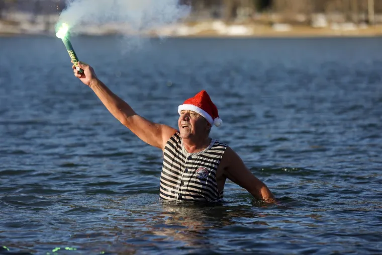 Opatijski Kukali nazdravili Novoj godini u jezeru Bajer: Ni led na povr&scaron;ini ih nije omeo
