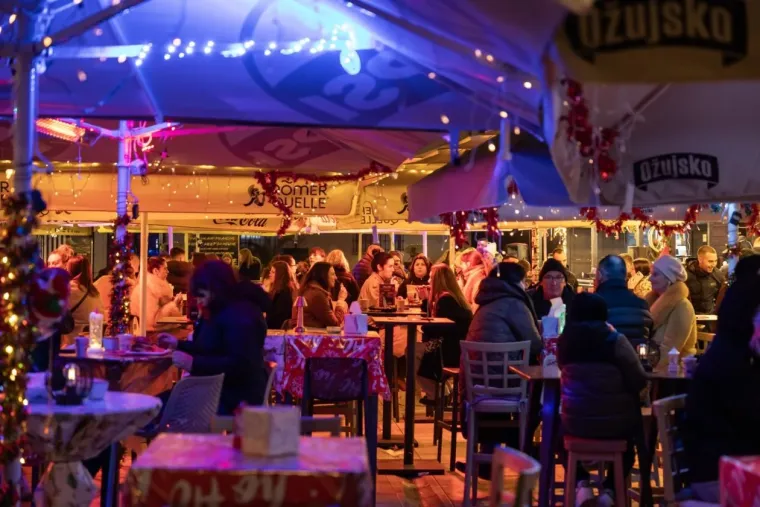 Djevojke osvajale poglede slučajnih prolaznika u Zadru: Brojne ljepotice uživale na Adventu