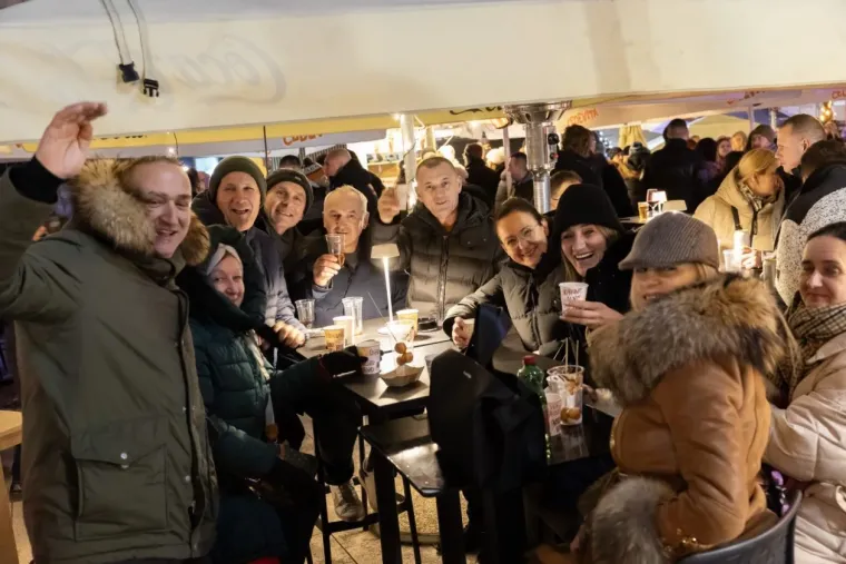 Djevojke osvajale poglede slučajnih prolaznika u Zadru: Brojne ljepotice uživale na Adventu