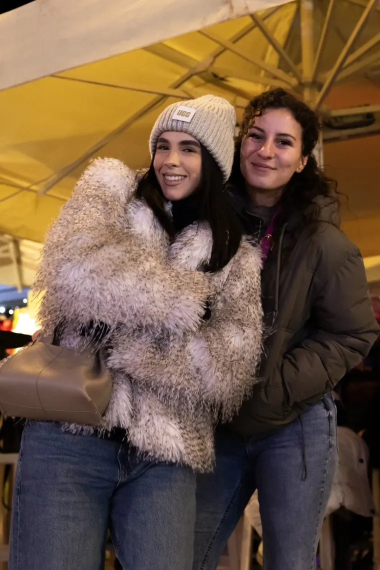 Djevojke osvajale poglede slučajnih prolaznika u Zadru: Brojne ljepotice uživale na Adventu