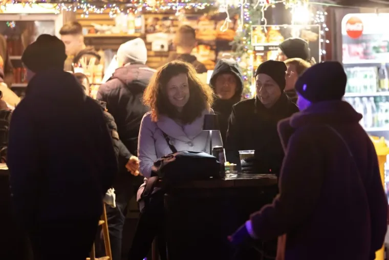 Djevojke osvajale poglede slučajnih prolaznika u Zadru: Brojne ljepotice uživale na Adventu