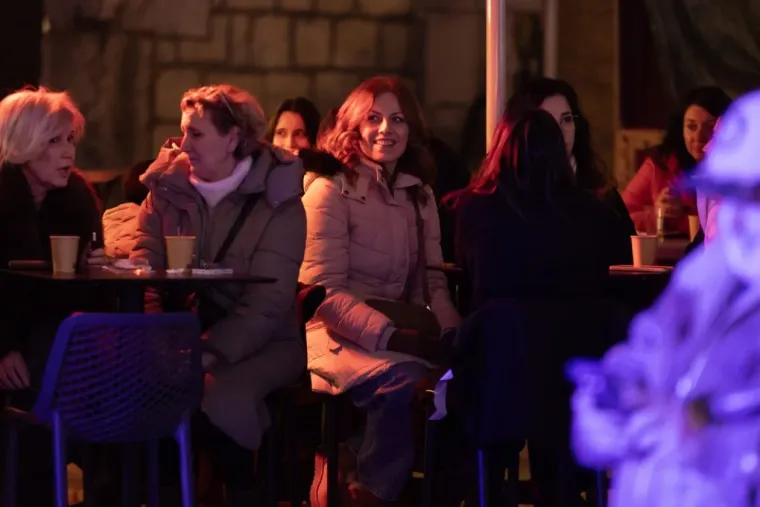 Djevojke osvajale poglede slučajnih prolaznika u Zadru: Brojne ljepotice uživale na Adventu