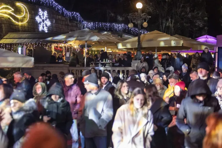 Djevojke osvajale poglede slučajnih prolaznika u Zadru: Brojne ljepotice uživale na Adventu