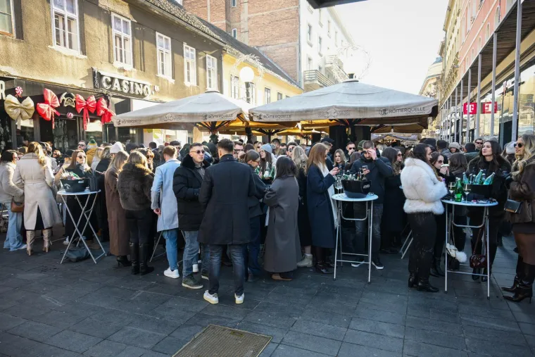 Ludnica u centru Zagreba je krenula! Pogledajte tko se sve pojavio i kako se slavilo na &scaron;pici