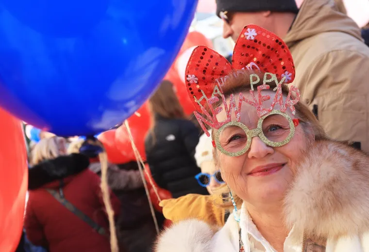 Ovako slavi Samobor: Građani dočekali Novu godinu u podne, a evo kako se pjevalo i plesalo