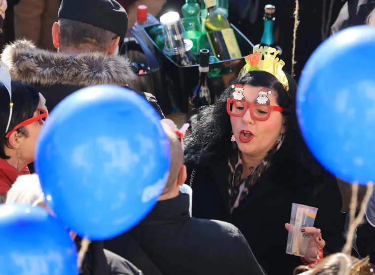 Ovako slavi Samobor: Građani dočekali Novu godinu u podne, a evo kako se pjevalo i plesalo