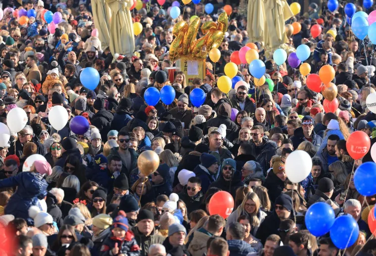 Ovako slavi Samobor: Građani dočekali Novu godinu u podne, a evo kako se pjevalo i plesalo