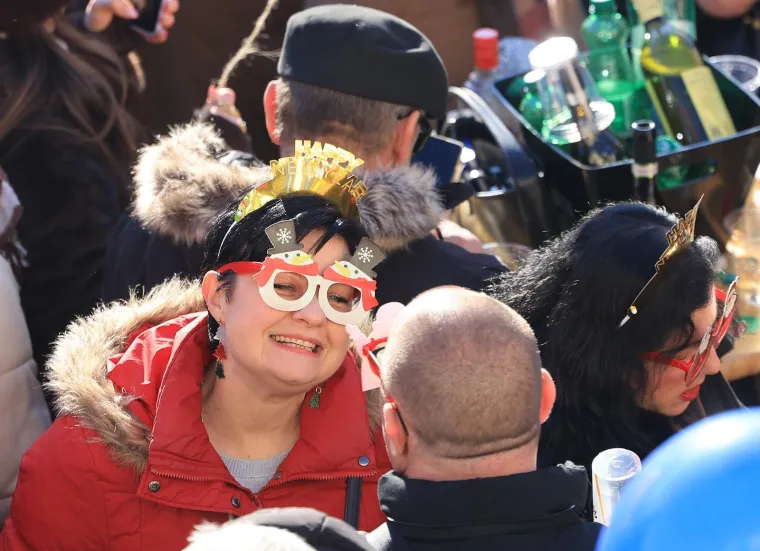 Ovako slavi Samobor: Građani dočekali Novu godinu u podne, a evo kako se pjevalo i plesalo