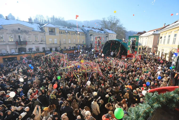 Ovako slavi Samobor: Građani dočekali Novu godinu u podne, a evo kako se pjevalo i plesalo