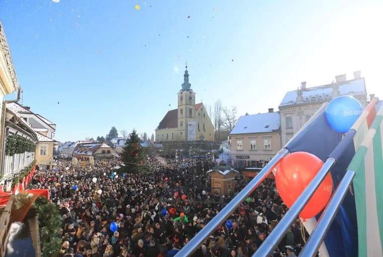 Ovako slavi Samobor: Građani dočekali Novu godinu u podne, a evo kako se pjevalo i plesalo