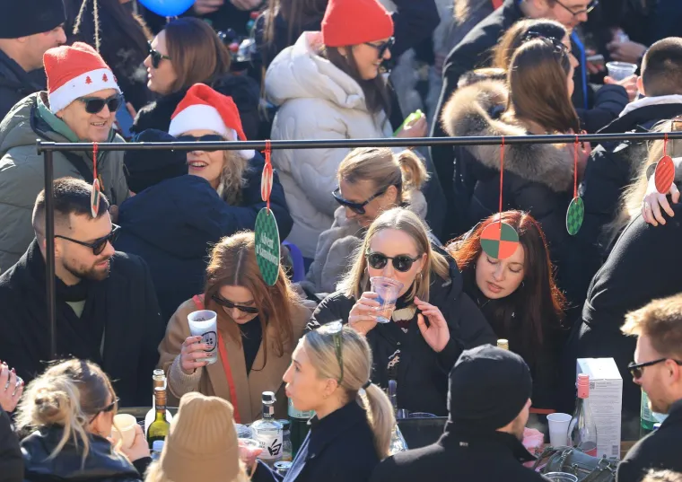 Ovako slavi Samobor: Građani dočekali Novu godinu u podne, a evo kako se pjevalo i plesalo