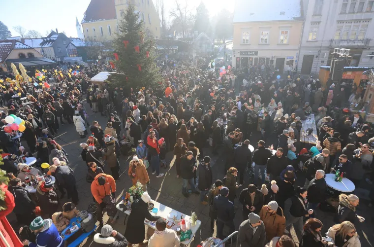 Ovako slavi Samobor: Građani dočekali Novu godinu u podne, a evo kako se pjevalo i plesalo