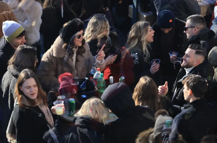 Ovako slavi Samobor: Građani dočekali Novu godinu u podne, a evo kako se pjevalo i plesalo