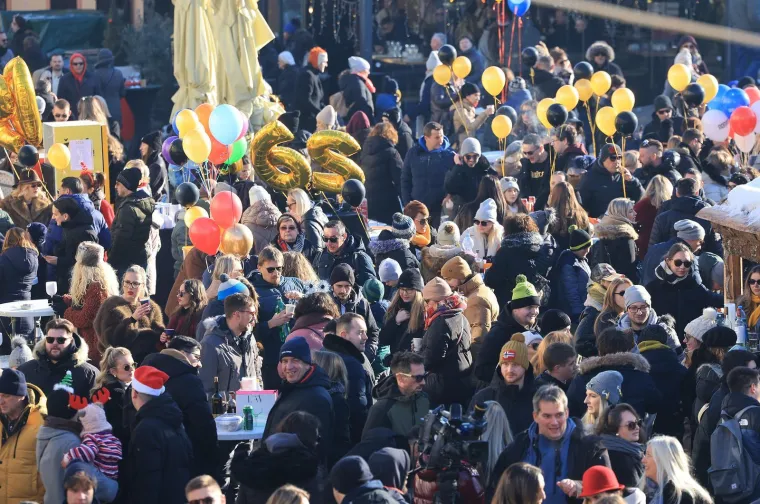 Ovako slavi Samobor: Građani dočekali Novu godinu u podne, a evo kako se pjevalo i plesalo