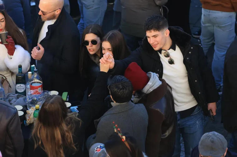 Ovako slavi Samobor: Građani dočekali Novu godinu u podne, a evo kako se pjevalo i plesalo