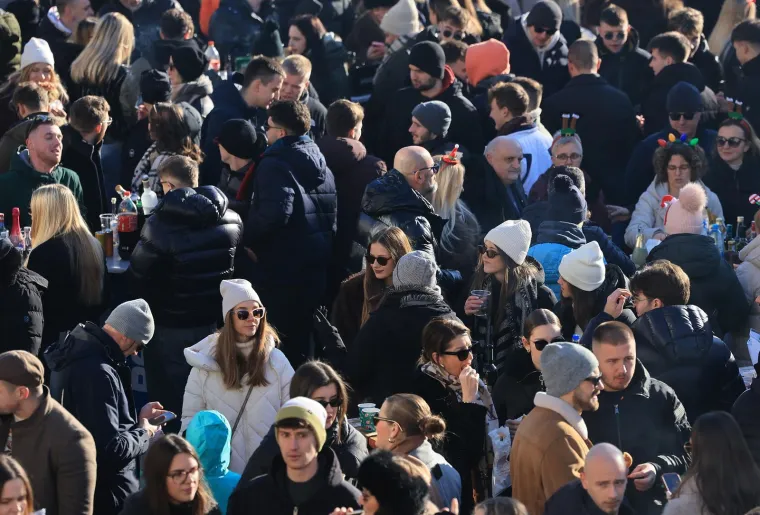 Ovako slavi Samobor: Građani dočekali Novu godinu u podne, a evo kako se pjevalo i plesalo