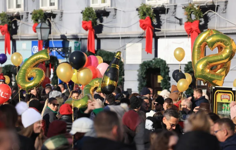 Ovako slavi Samobor: Građani dočekali Novu godinu u podne, a evo kako se pjevalo i plesalo
