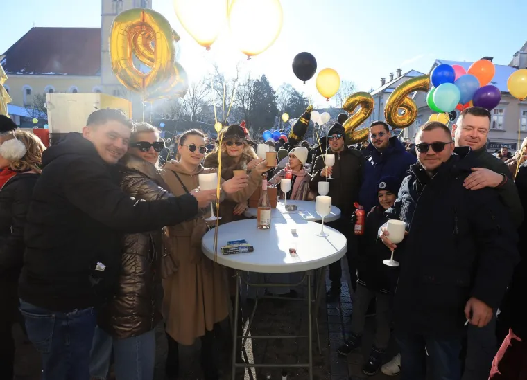 Ovako slavi Samobor: Građani dočekali Novu godinu u podne, a evo kako se pjevalo i plesalo
