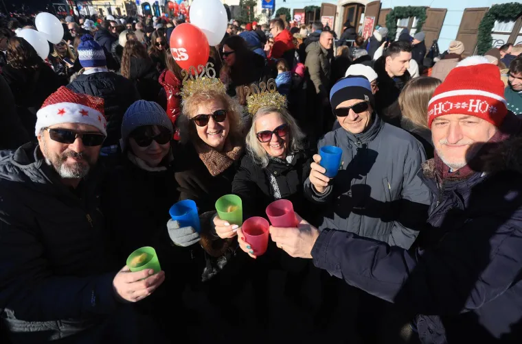 Ovako slavi Samobor: Građani dočekali Novu godinu u podne, a evo kako se pjevalo i plesalo