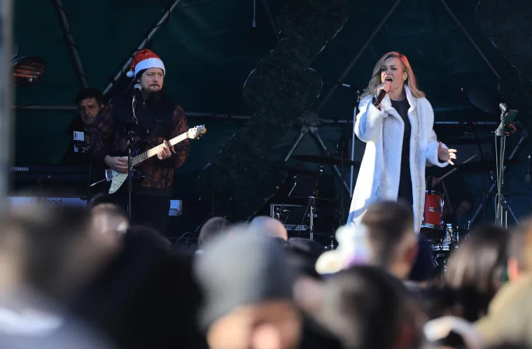 Ovako slavi Samobor: Građani dočekali Novu godinu u podne, a evo kako se pjevalo i plesalo