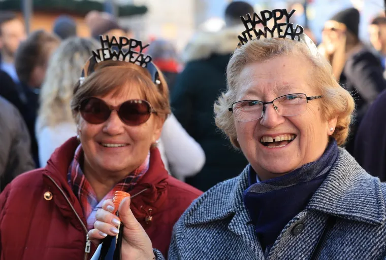 Ovako slavi Samobor: Građani dočekali Novu godinu u podne, a evo kako se pjevalo i plesalo