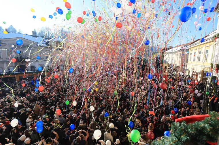 Ovako slavi Samobor: Građani dočekali Novu godinu u podne, a evo kako se pjevalo i plesalo