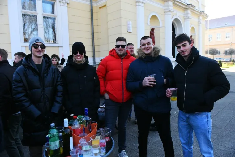 Karlovčanke ukrale show na dnevnom dočeku: Grad prepun ljepotica u top izdanjima